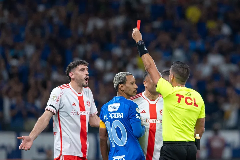 Bruno Arleu de Ara&uacute;jo expulsou Rogel diretamente no primeiro tempo