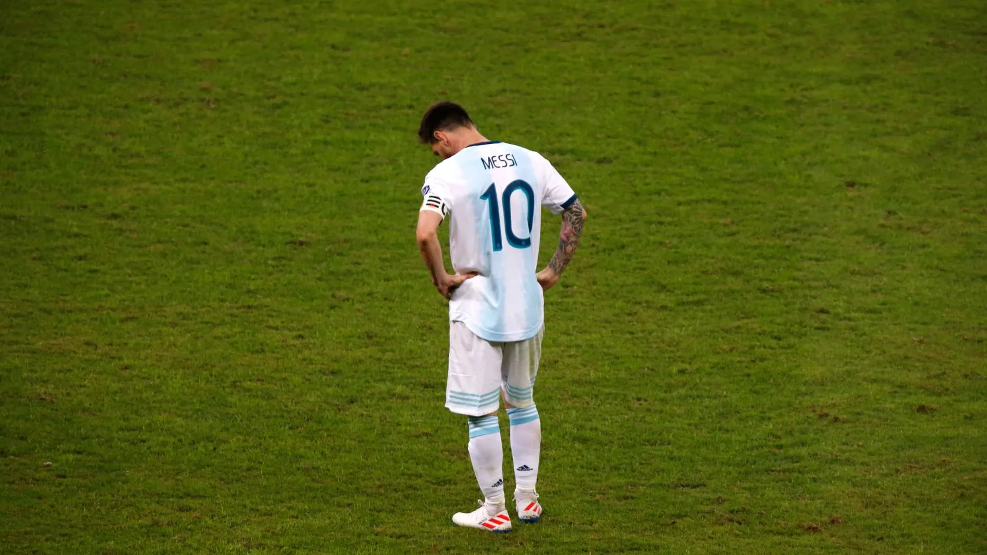 Messi tentou, arrancou, apanhou e acertou a trave, mas n&atilde;o evitou fim melanc&oacute;lico da sua Copa Am&eacute;rica