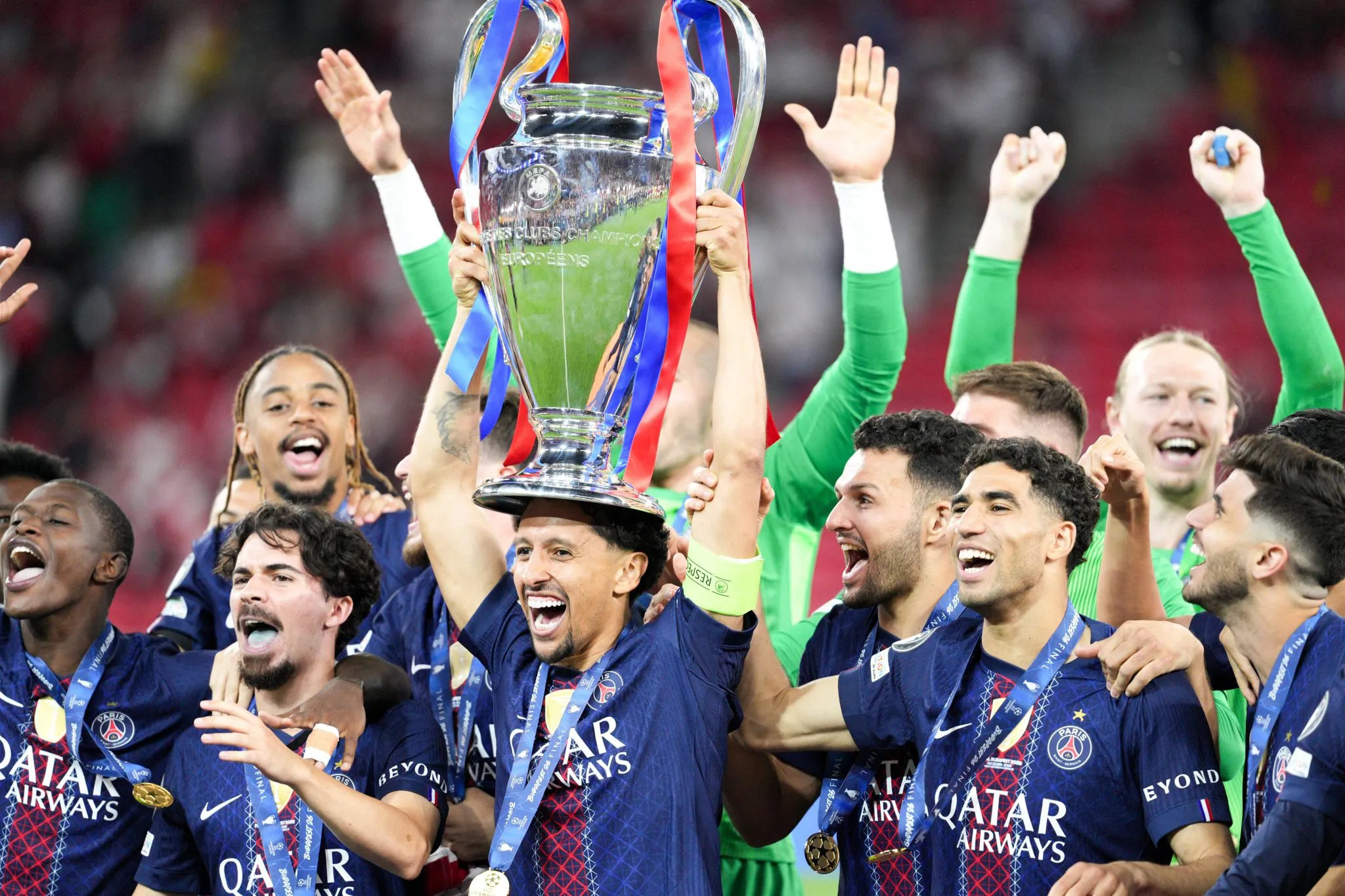 Marquinhos e elenco do PSG com a ta&ccedil;a da Champions League