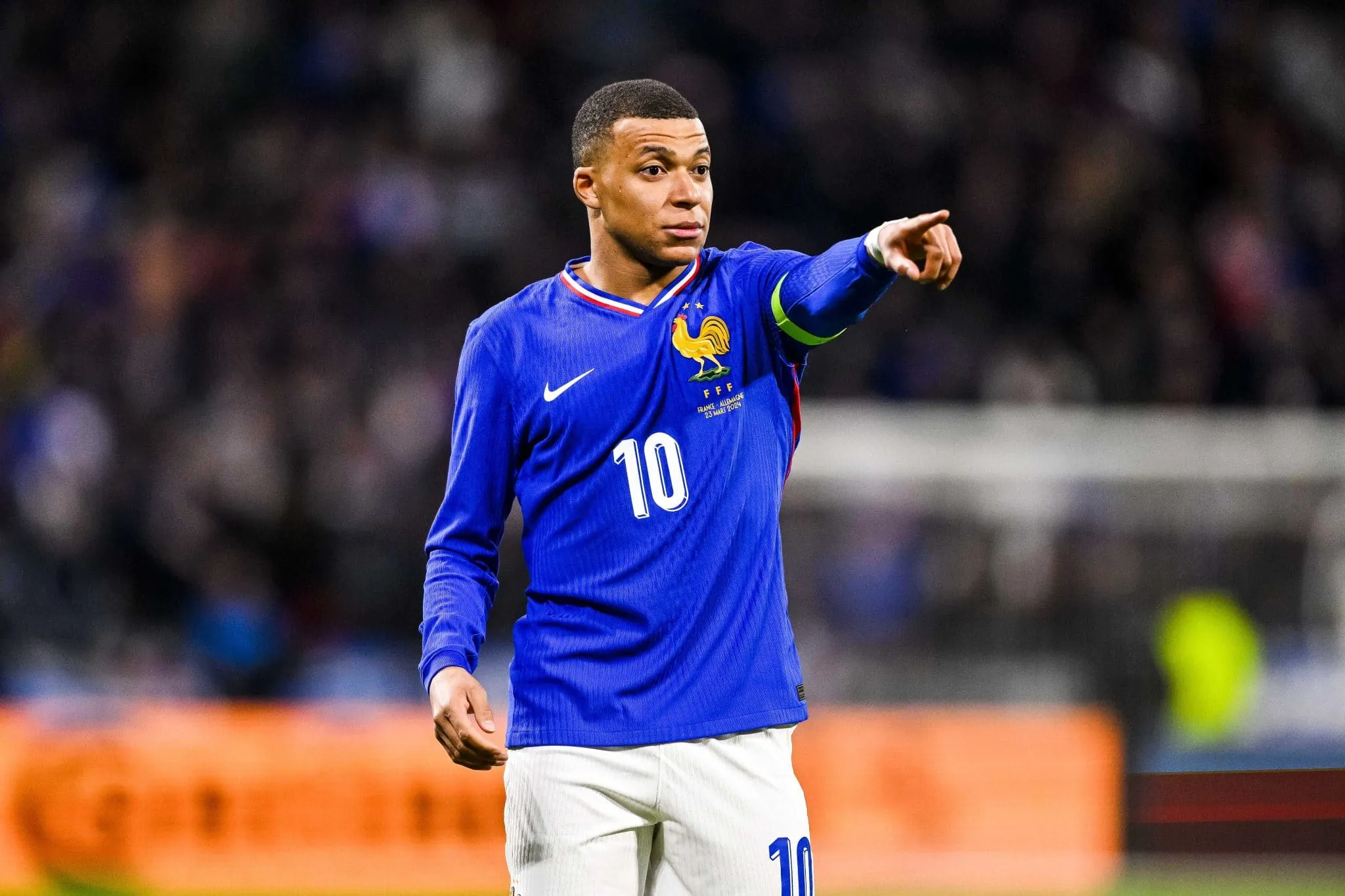 Tchouam&eacute;ni queima largada sobre Mbapp&eacute; e faz portal apagar post