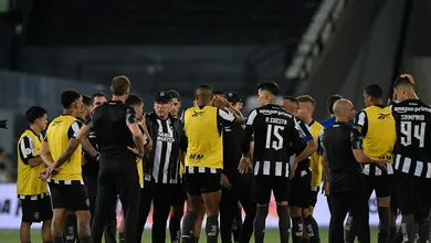 Botafogo institucionaliza o &lsquo;contra tudo e contra todos&rsquo;, enquanto time se perde em campo