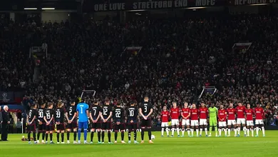 A grandeza de Bobby Charlton se expressa pelo tributo da torcida do Copenhague em Old Trafford