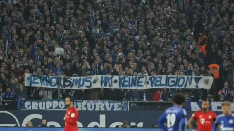 Torcida do Schalke fincou sua opini&atilde;o nas arquibancadas: &ldquo;O terrorismo n&atilde;o tem religi&atilde;o&rdquo;