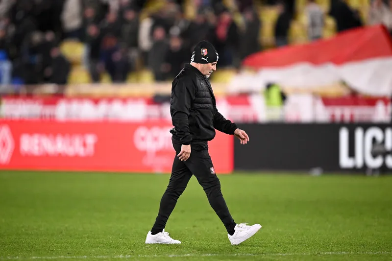 Sampaoli cabisbaixo ap&oacute;s derrota do Rennes