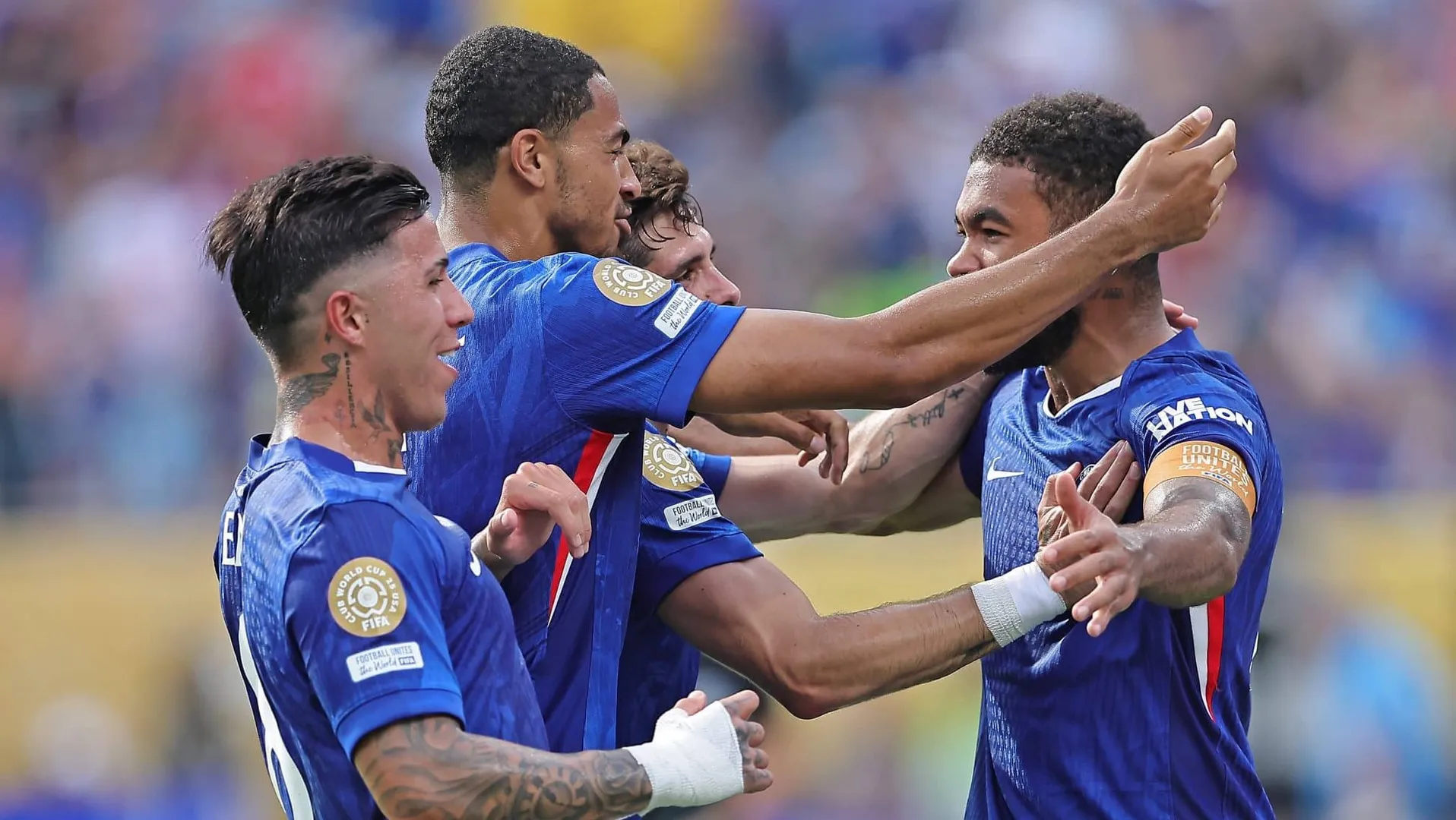 Jogadores do Chelsea celebram gol contra o Benfica