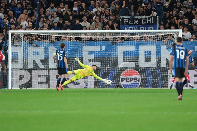 David Raya, goleiro do Arsenal, no momento que opera milagre contra a Atalanta na UEFA Champions League