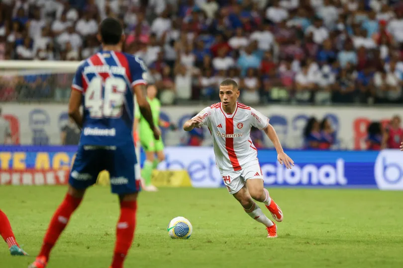 Gabriel Carvalho com a bola durante o empate do Internacional com o Bahia