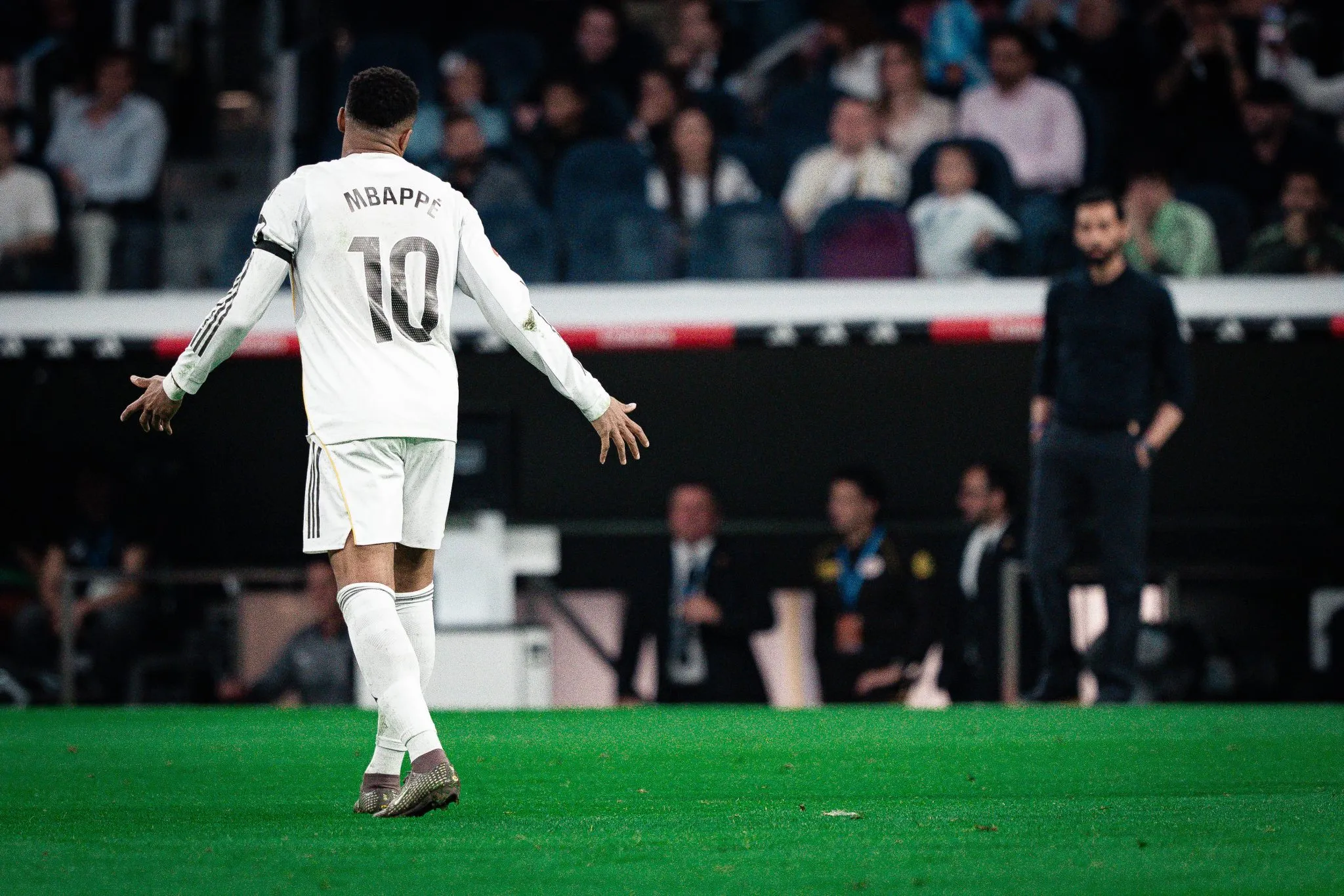 Mbapp&eacute; em a&ccedil;&atilde;o pelo Real Madrid com Arbeloa ao fundo 