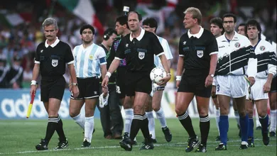3 de julho nas Copas: amado em N&aacute;poles, Maradona causou l&aacute;grimas aos italianos em 1990
