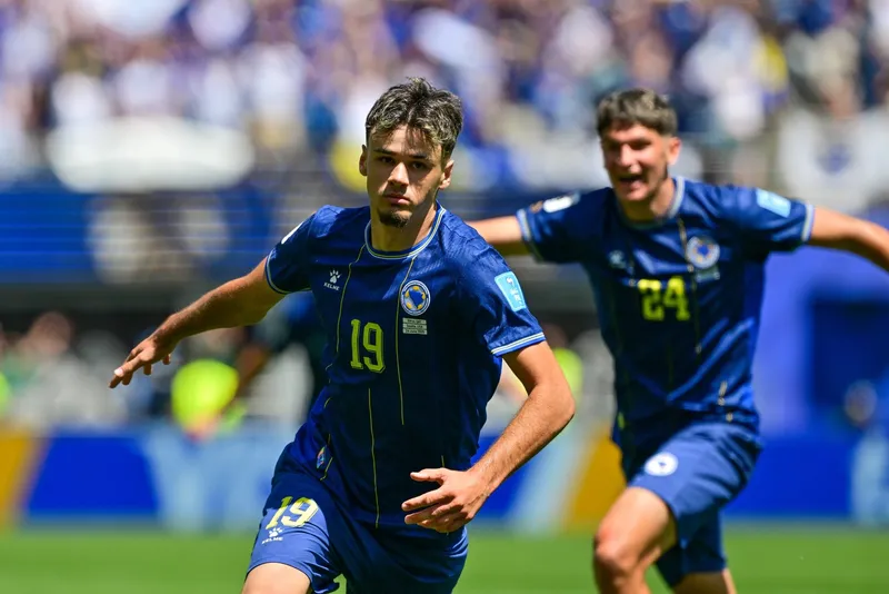  Kerim Alajbegovic, camisa 19 da  B&oacute;snia-Herzegovina, celebra o seu primeiro gol em uma Copa do Mundo, contra o Canad&aacute; (Foto: Belga/Icon Sport) 