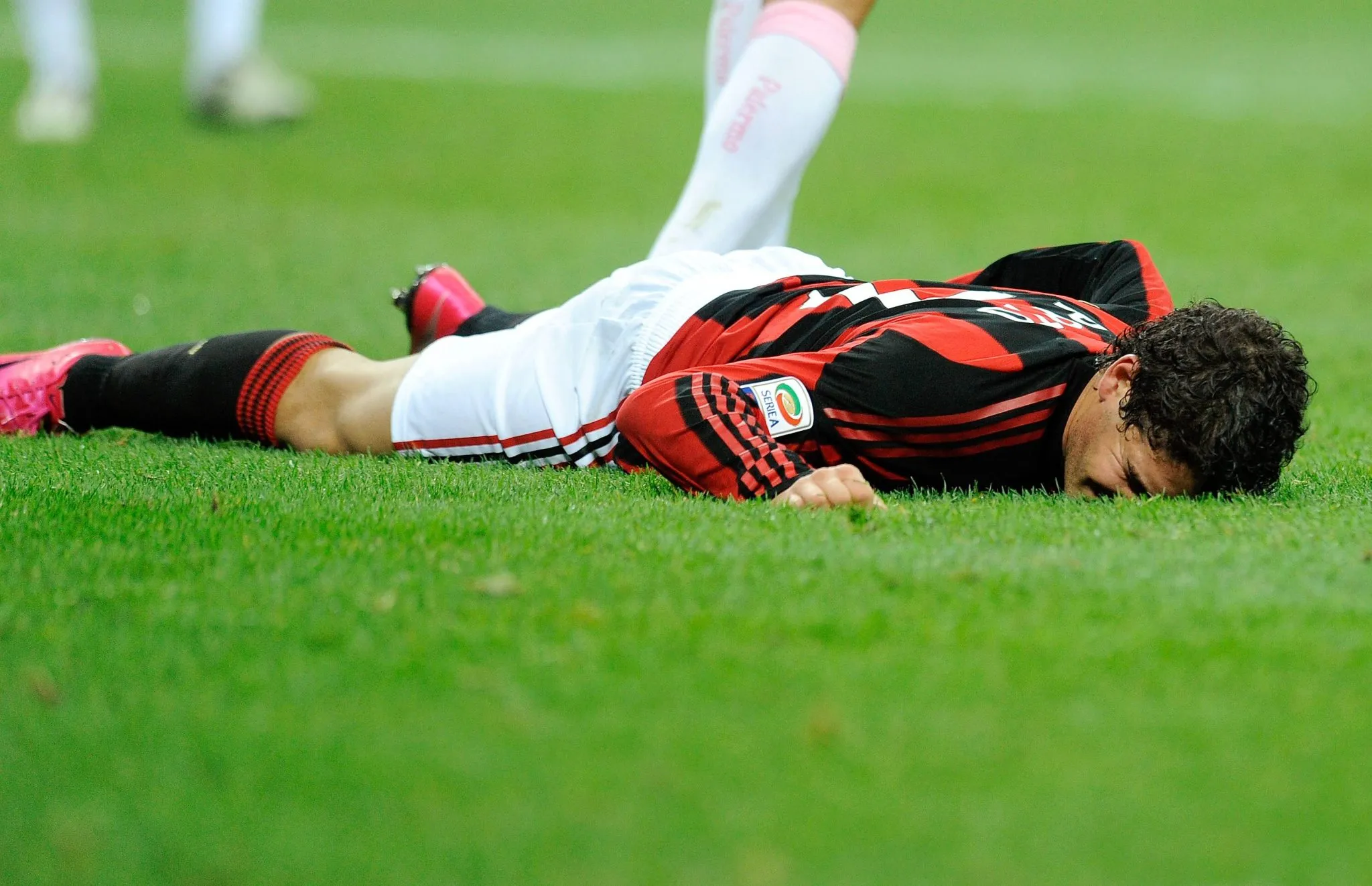 Pato sente les&atilde;o em jogo do Milan