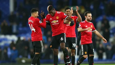 Dois chutes brilhantes e Pogba em chamas permitiram ao United celebrar novamente