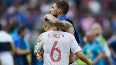 Iniesta deu a camisa do seu &uacute;ltimo cl&aacute;ssico para Sergio Ramos &ndash; com uma mensagem bacana