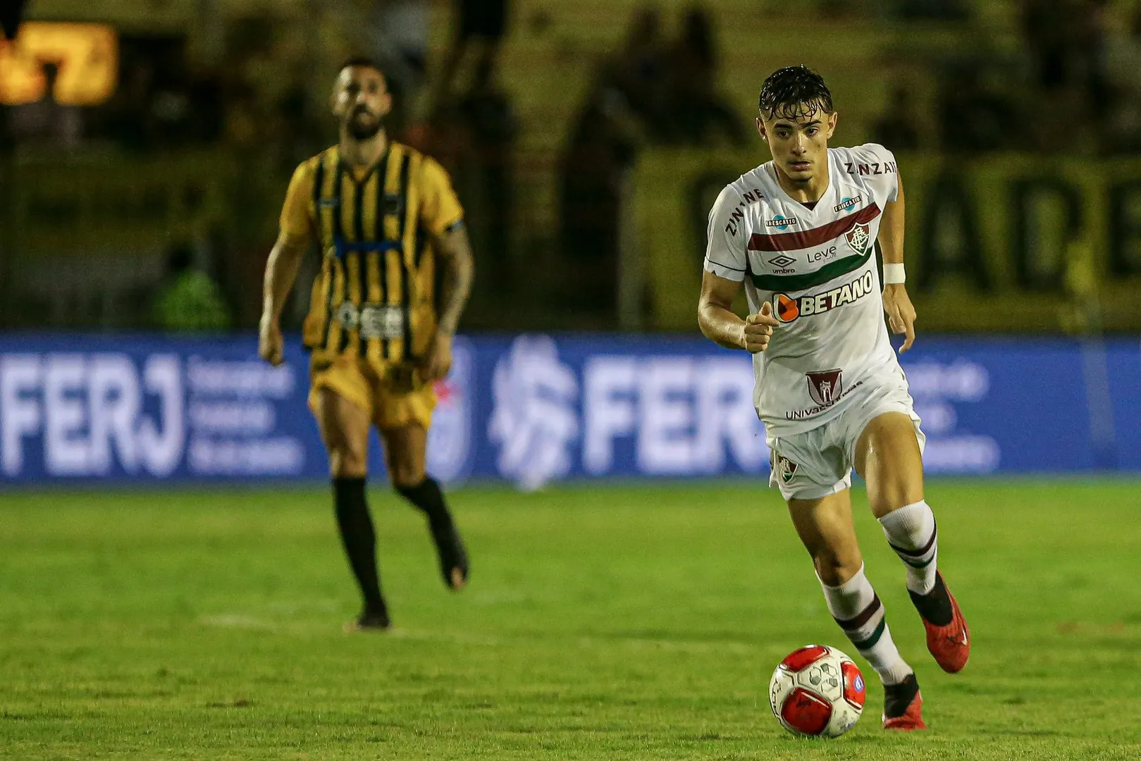 Improvisado como volante, Felipe Andrade foi o melhor em campo na estreia do Fluminense em 2024 - Foto: Lucas Mer&ccedil;on/Fluminense FC