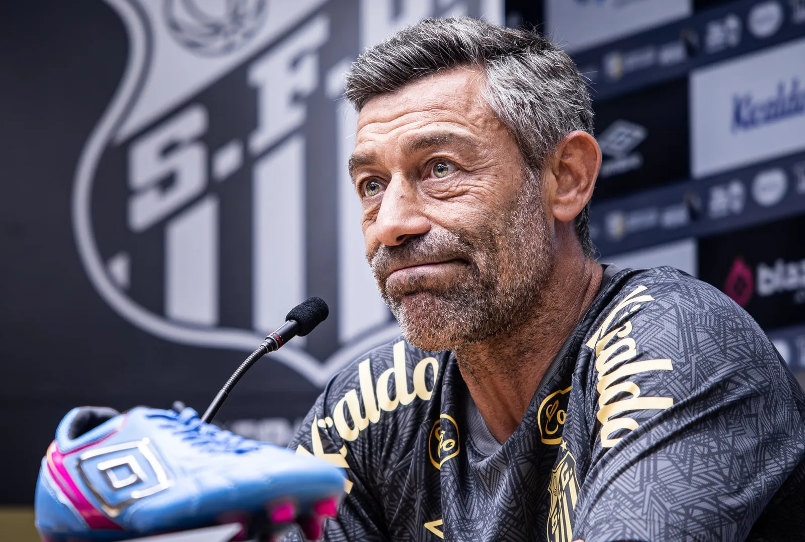 Com baixo aproveitamento no Santos, Caixinha v&ecirc; press&atilde;o escalar antes de dura sequ&ecirc;ncia
