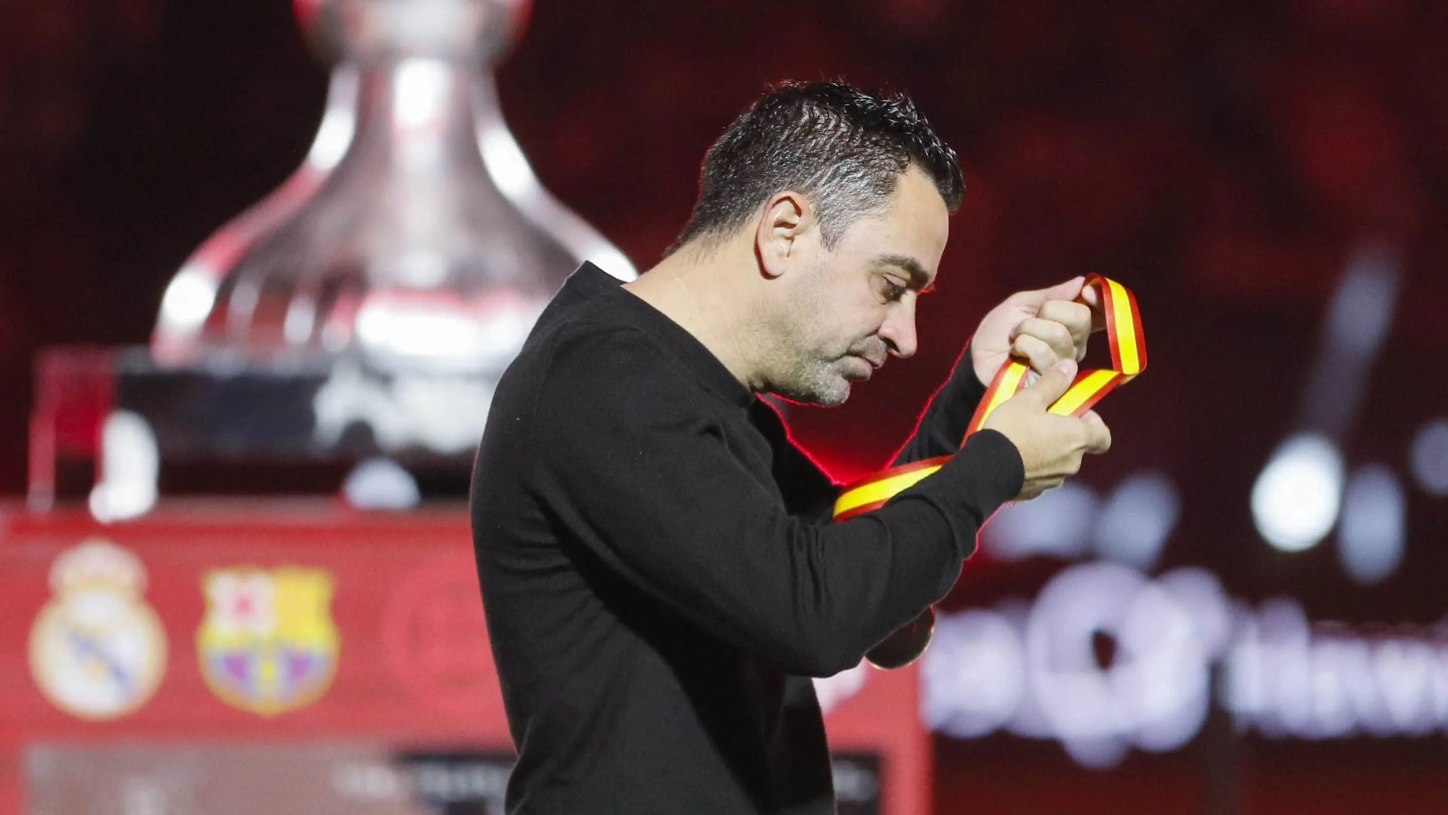 &lsquo;N&atilde;o &eacute; momento de falar do futuro de Xavi&rsquo;: Deco disfar&ccedil;a, mas Barcelona est&aacute; por um fio de demitir treinador