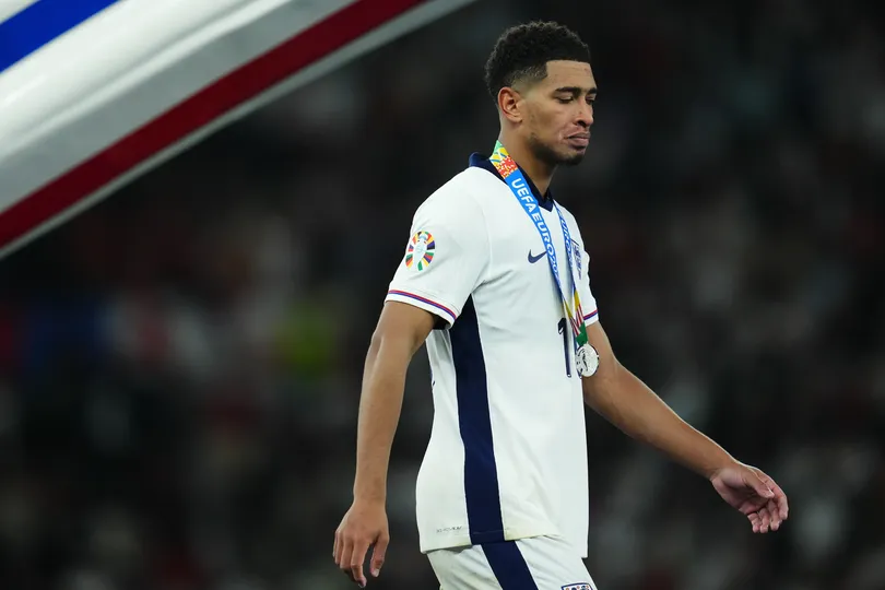 Bellingham desolado ap&oacute;s o vice-campeonato ingl&ecirc;s na Euro