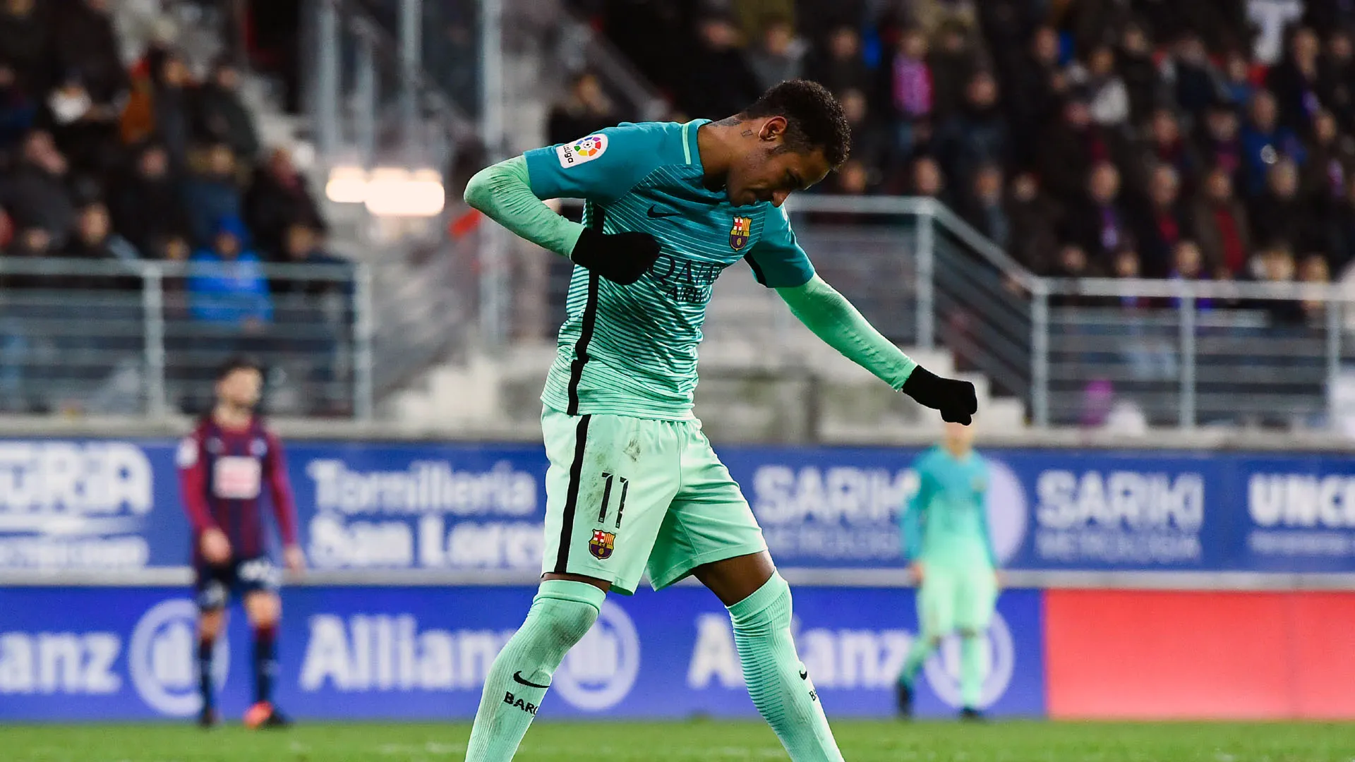 Barcelona usou o contra-ataque para derrotar o Eibar fora de casa e manter liga embolada