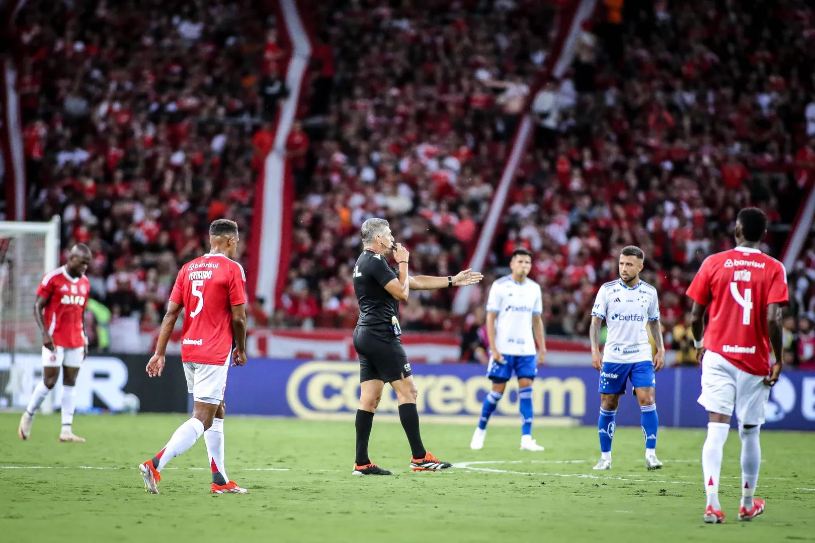 &Aacute;rbitro Marcelo de Lima Henrique durante Internacional 3 x 0 Cruzeiro