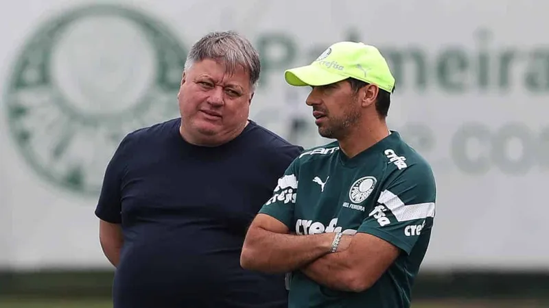 O diretor Anderson Barros e o t&eacute;cnico Abel Ferreira conversam na Academia de Futebol.