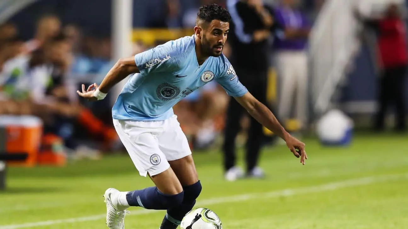 Mahrez: &ldquo;Os garotos sempre jogam nas ruas da Fran&ccedil;a, o que n&atilde;o se v&ecirc; na Inglaterra&rdquo;