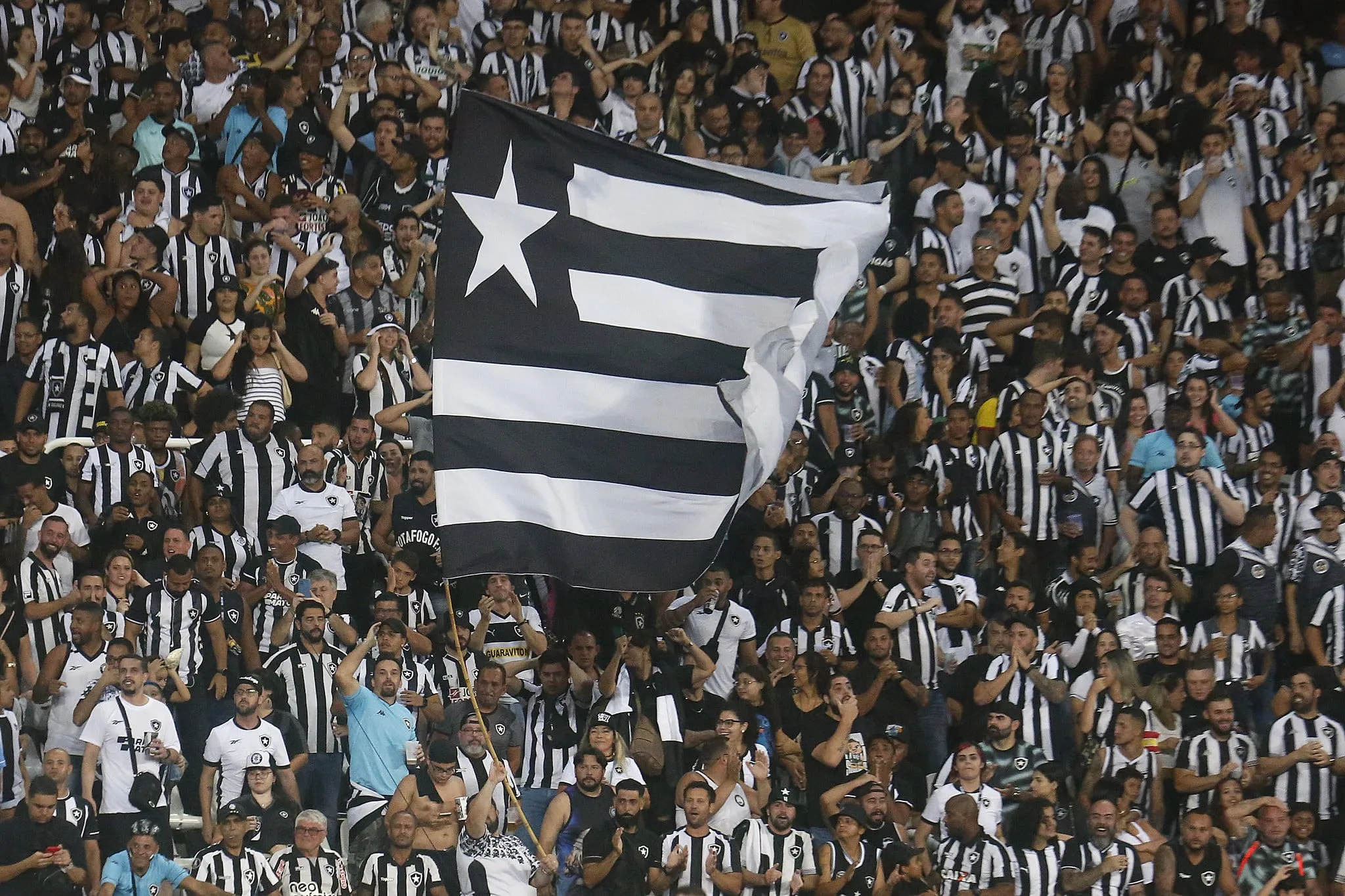 Faltava um ingrediente na crise do Botafogo, o protesto da torcida no CT: n&atilde;o falta mais