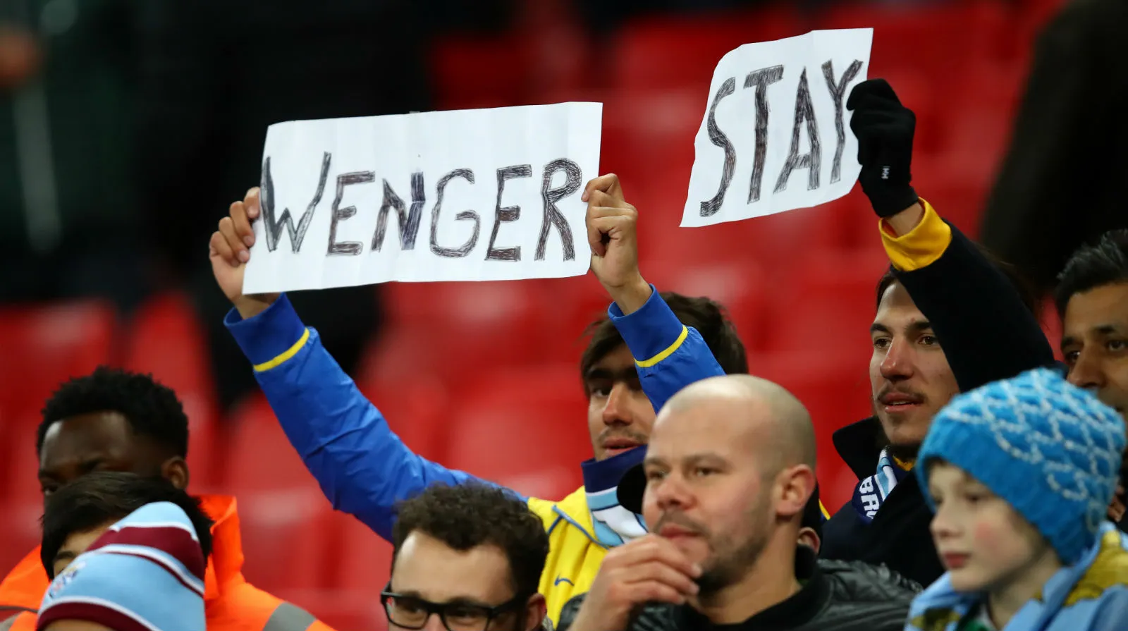 At&eacute; o quarto &aacute;rbitro fez chacota de Wenger ap&oacute;s a derrota na decis&atilde;o em Wembley