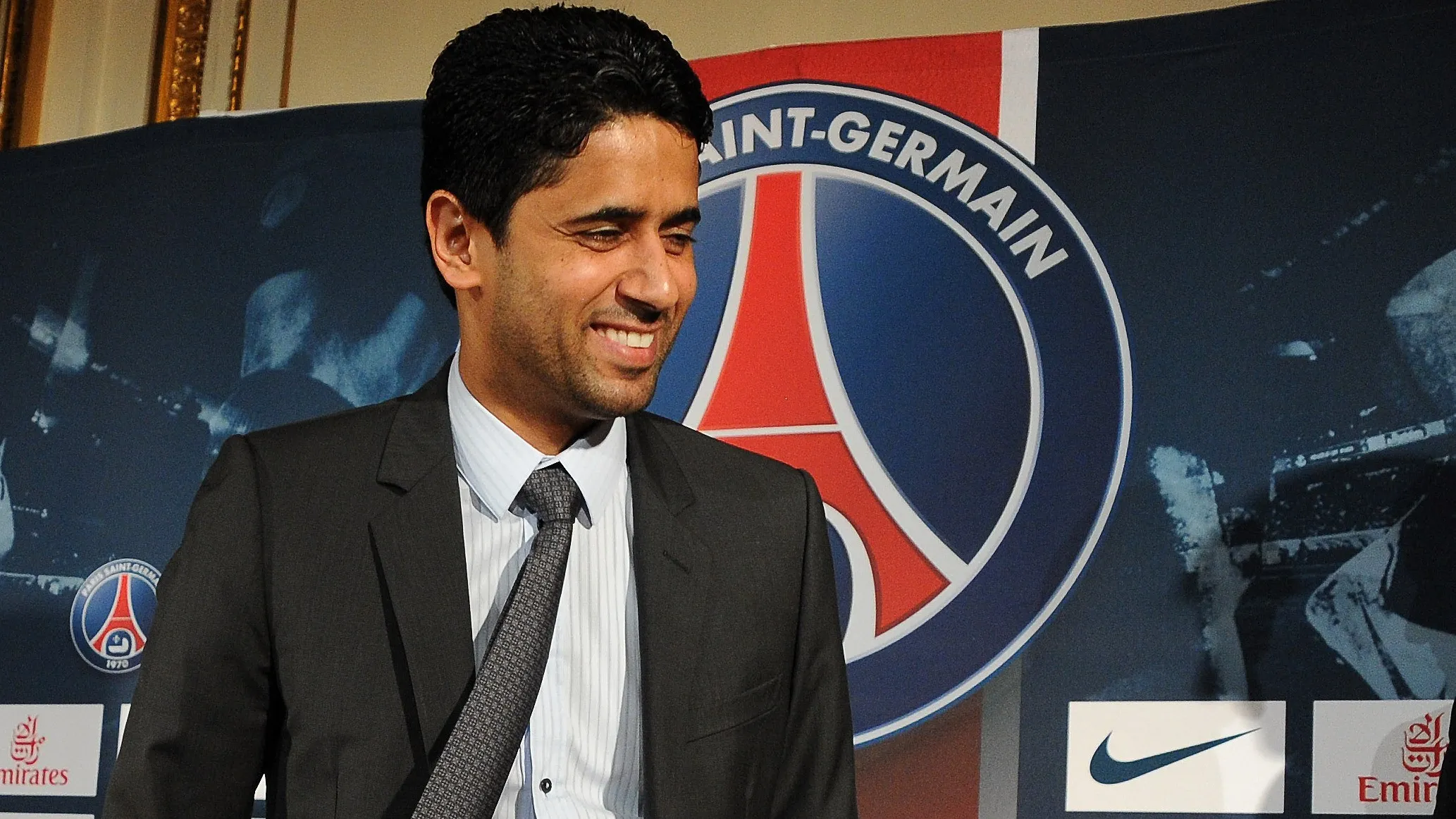 PSG vai adotar azul da fam&iacute;lia real do Catar no escudo