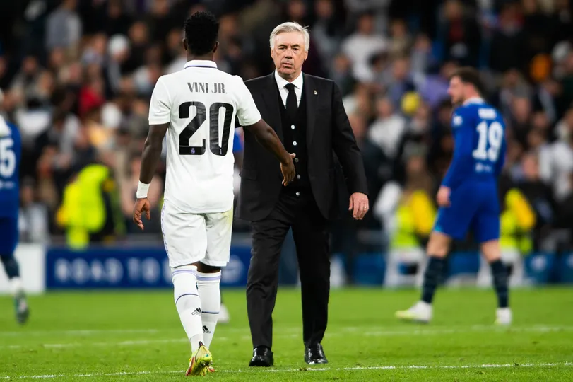 Vini Jr. cumprimenta Ancelotti em jogo do Real Madrid