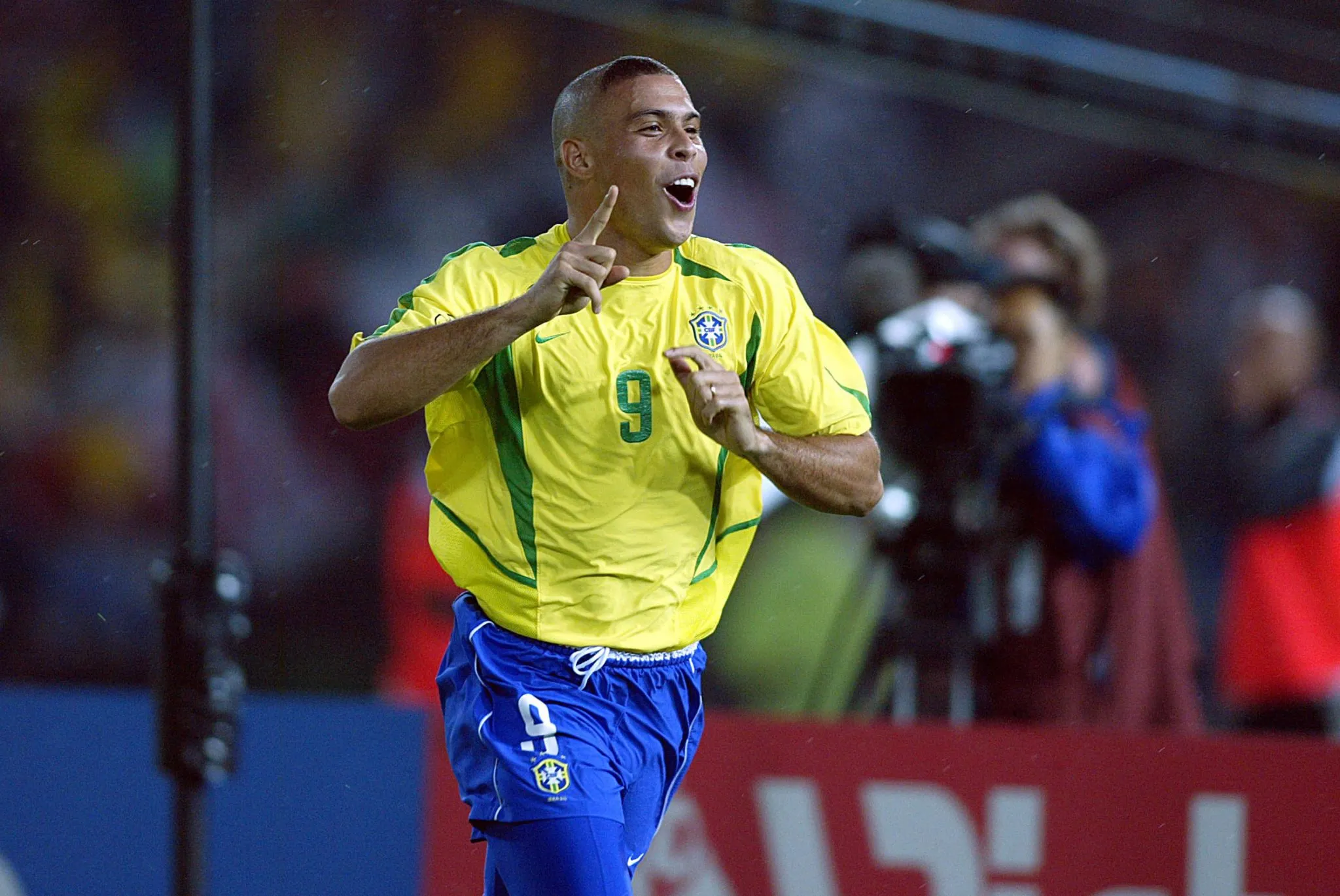 Ronaldo celebra gol pelo Brasil na final da Copa de 2002, diante da Alemanha