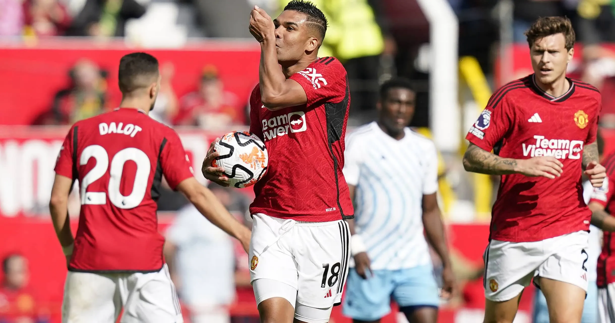 Manchester United vence o Forest com virada t&atilde;o crucial quanto desnecess&aacute;ria