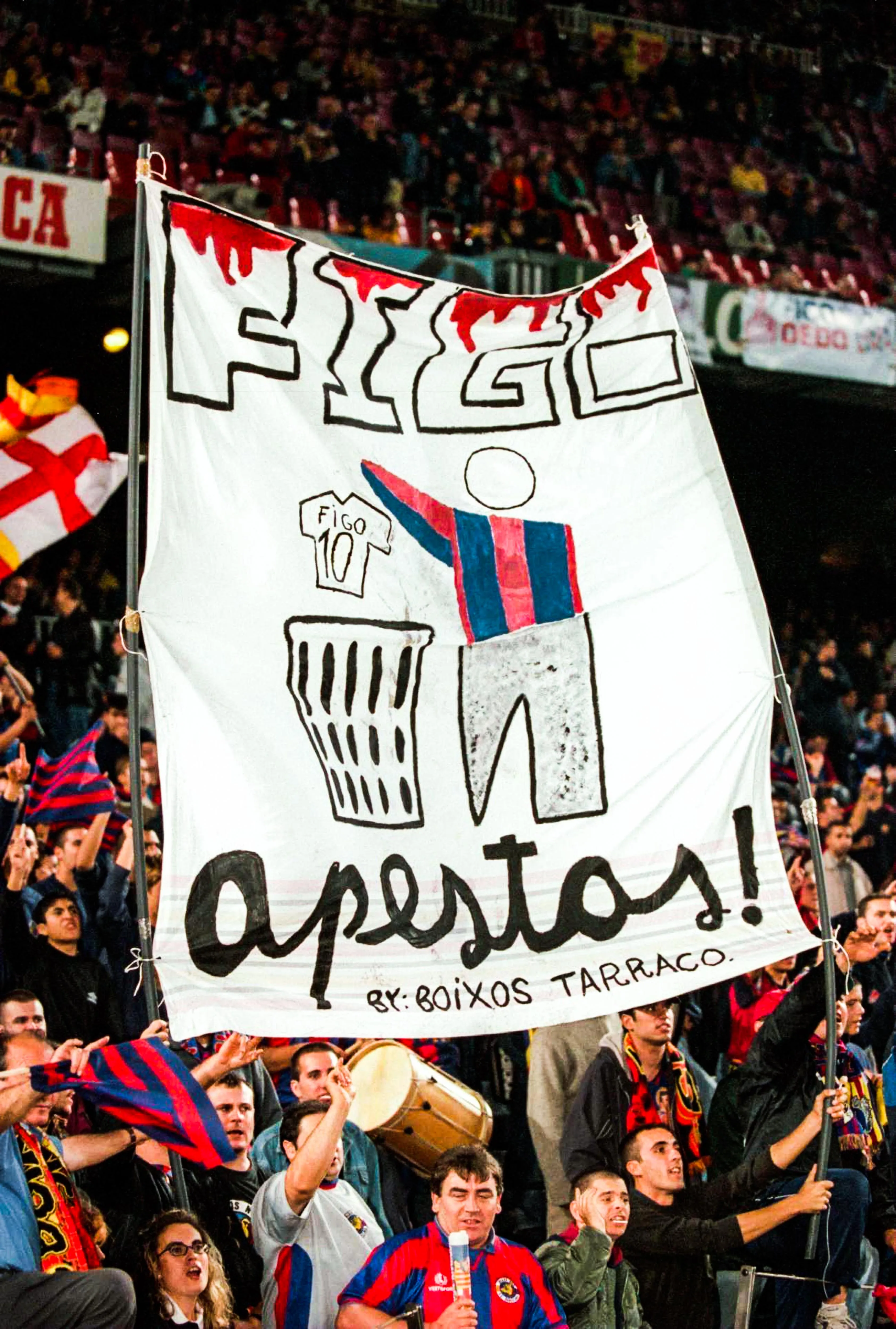 Torcedores do Barça atacam Figo, que trocou o clube pelo Real Madrid