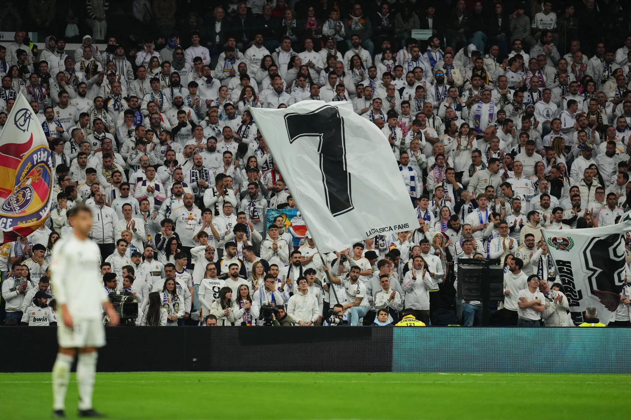 Arquibancada com torcedores do Real Madrid no Bernab&eacute;u em 2025