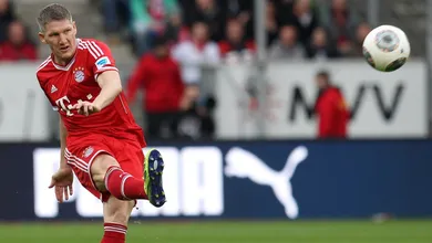 Schweinsteiger n&atilde;o s&oacute; voltou, como tamb&eacute;m arrebentou