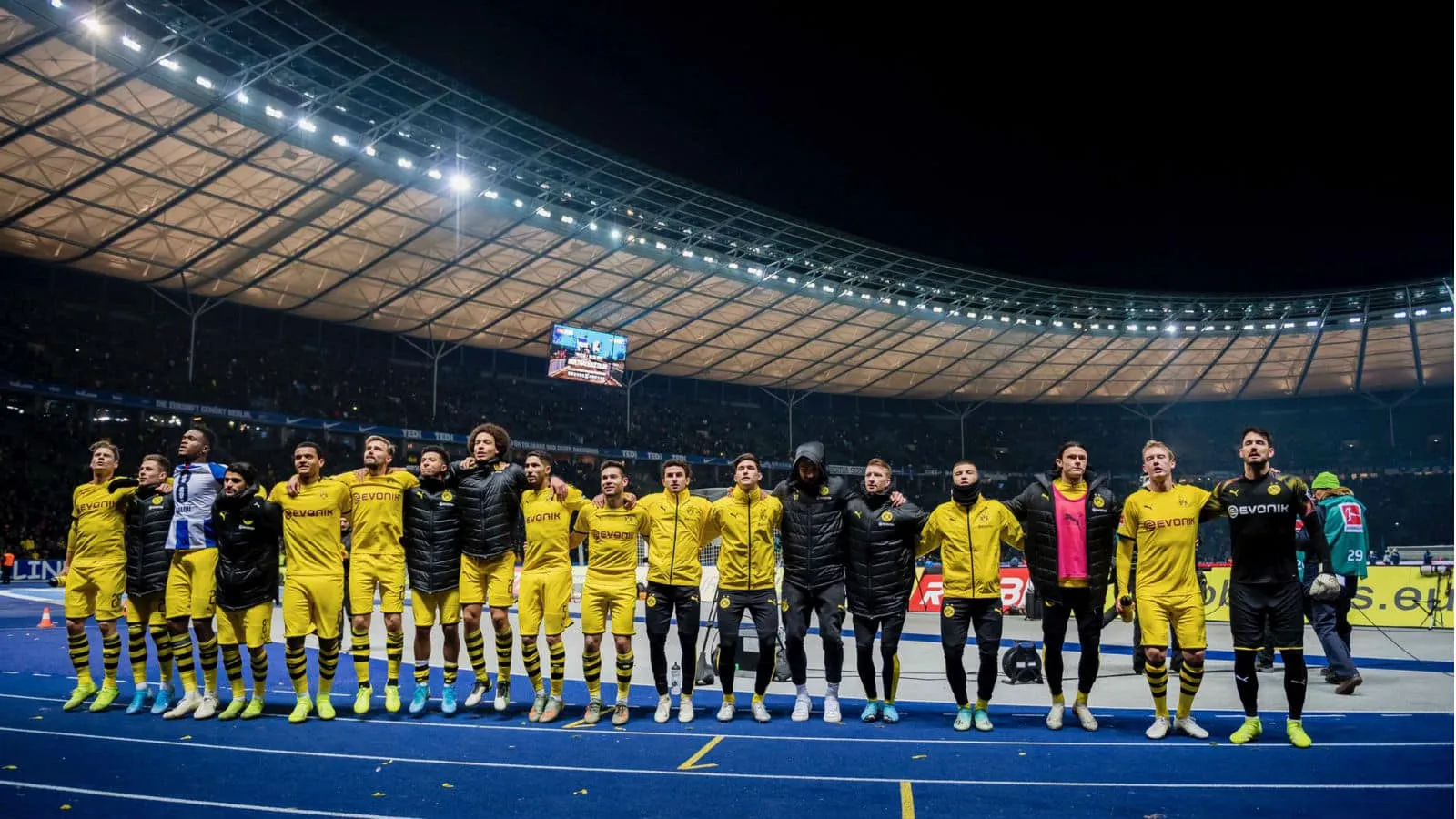 Dortmund resiste a segundo tempo com um a menos para vencer o Hertha e, por ora, salvar Lucien Favre