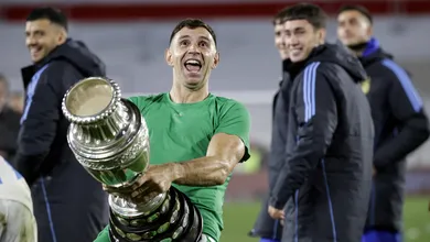 Goleiro argentino ignora cr&iacute;ticas e &lsquo;renova&rsquo; pol&ecirc;mica da Copa do Mundo em comemora&ccedil;&atilde;o