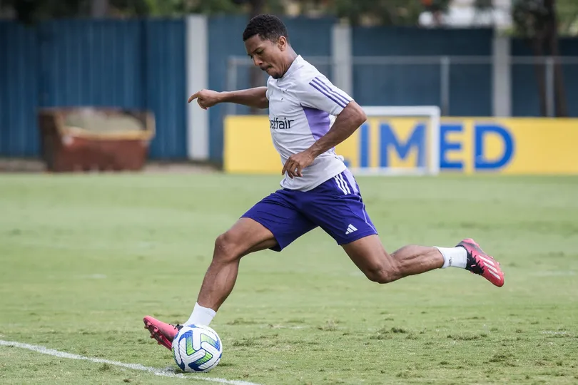 Matheus Dav&oacute; em treinamento pelo Cruzeiro