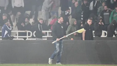 Novas cenas de viol&ecirc;ncia no futebol grego interrompem cl&aacute;ssico entre Panathinaikos e Olympiacos