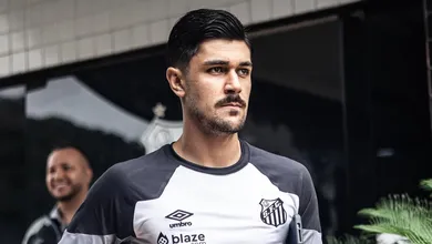 Com parcela de compra atrasada, Santos &eacute; procurado e pode &lsquo;devolver&rsquo; Jo&atilde;o Basso