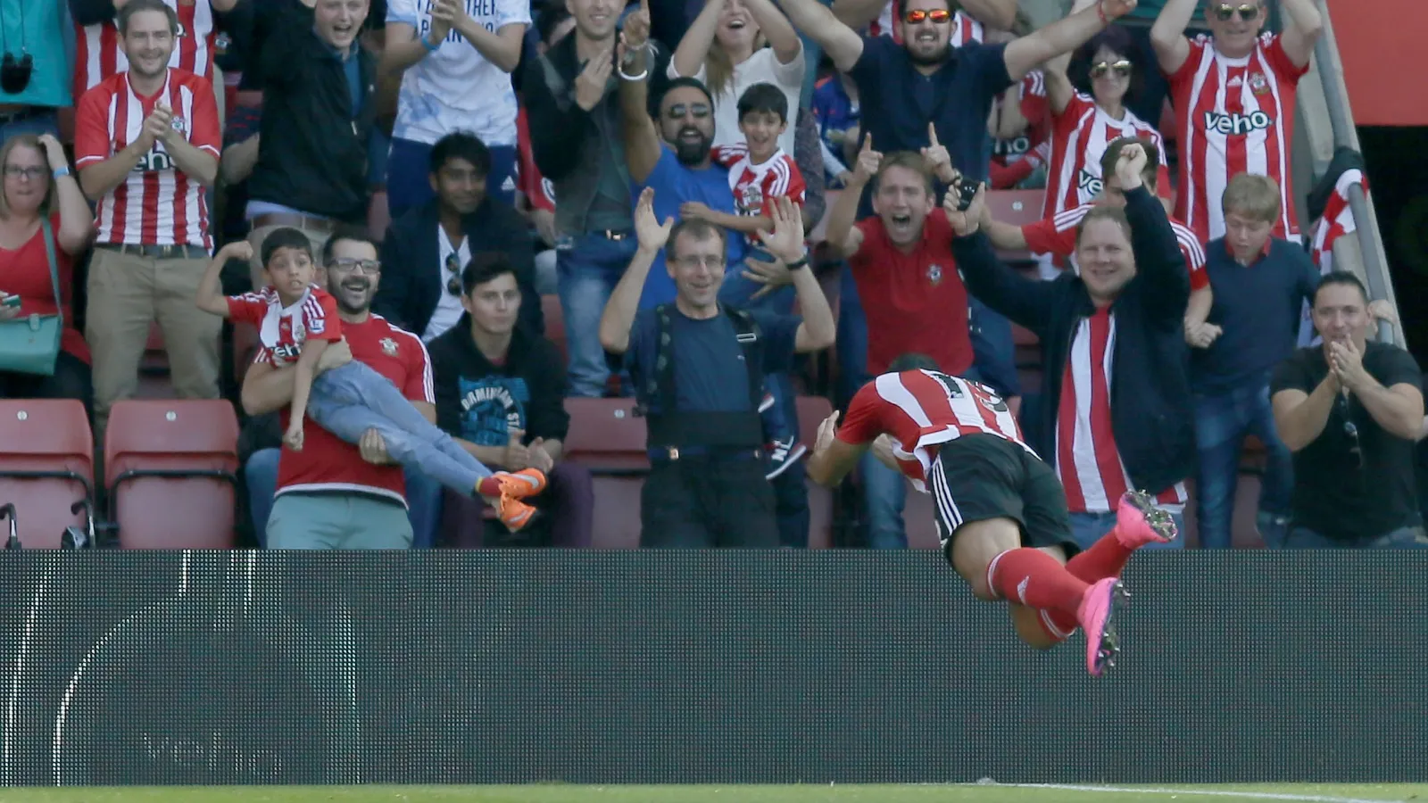 [V&iacute;deo] Para homenagear a Copa do Mundo de R&uacute;gbi, Pell&egrave; comemorou seu gol com um &ldquo;try&rdquo;
