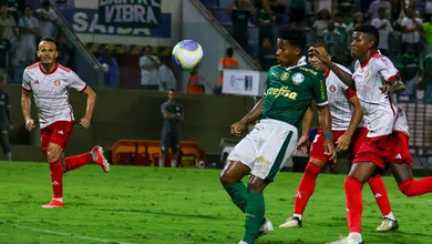 M&uacute;sica da virada sem futebol n&atilde;o adianta, e Palmeiras perde para o Inter em Barueri