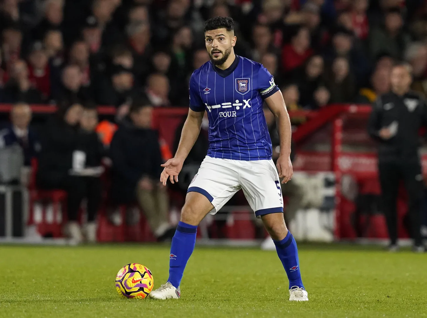 Foto: (Imago) - Sam Morsy, capit&atilde;o do Ipswich Town, se recusou a usar a bra&ccedil;adeira do arco-&iacute;ris na Premier League
