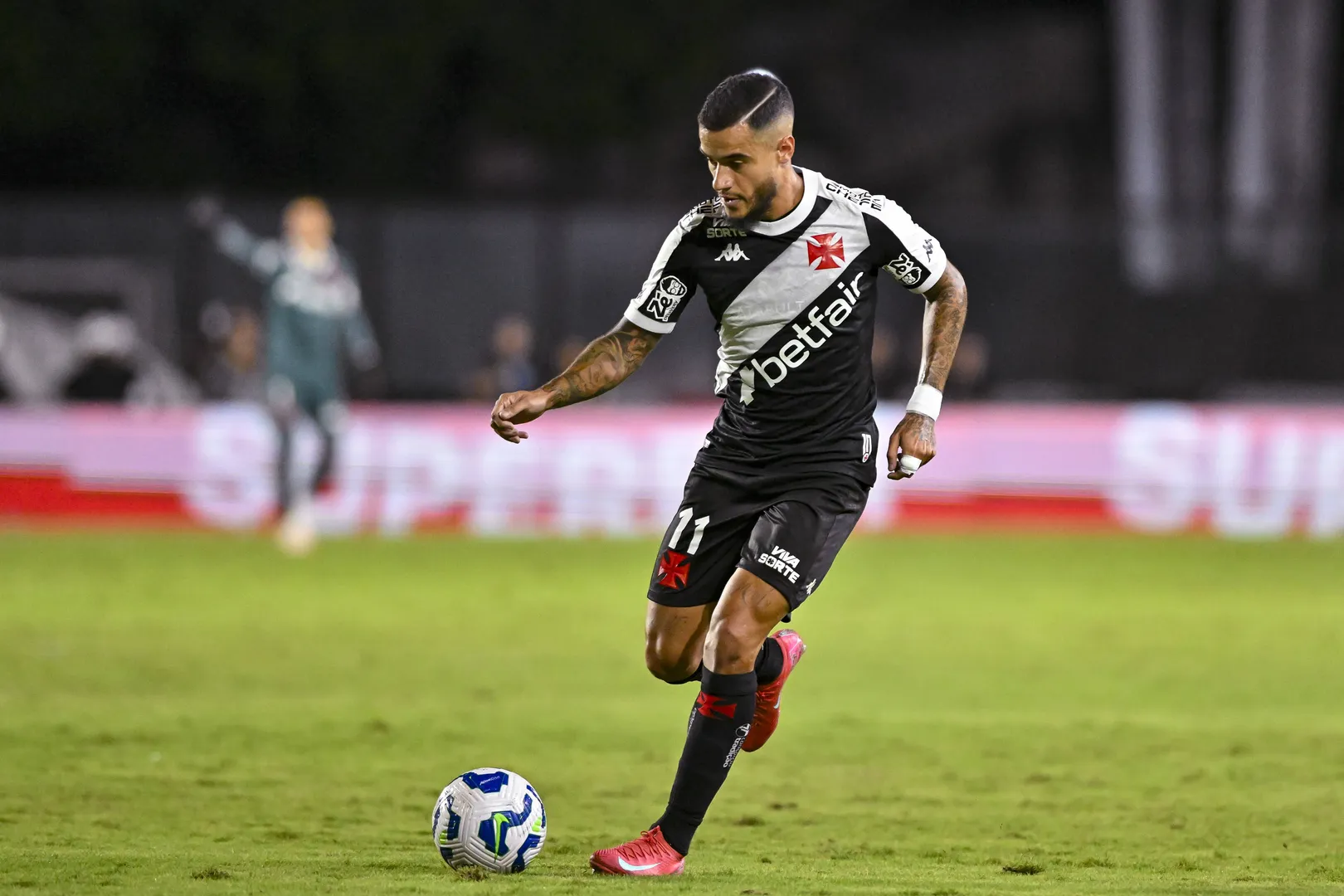Coutinho tem oito gols em 43 jogos nesta passagem pelo Vasco (Foto: Imago)