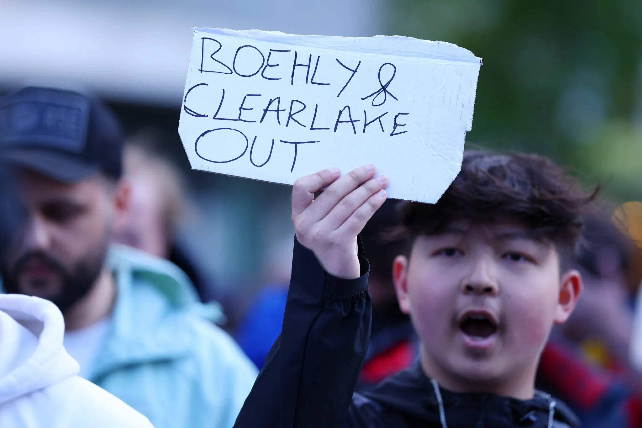 Torcedor do Chelsea protesta contra Clearlake Capital e Todd Boehly
