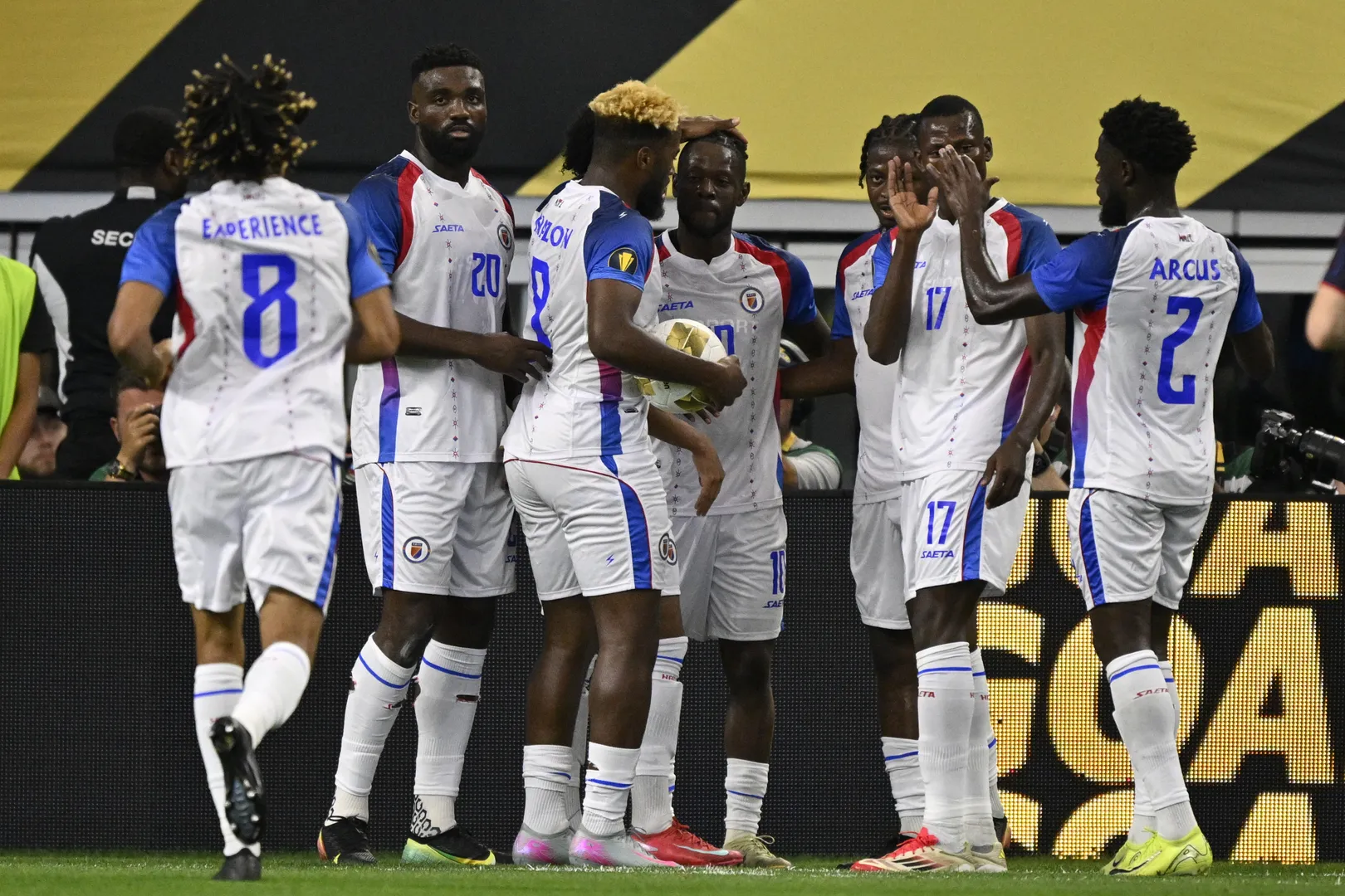 Jogadores do Haiti celebram gol durante jogo contra os EUA