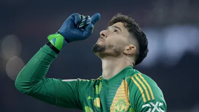 Goleiro do United vai de ridicularizado por falhas a &lsquo;her&oacute;i&rsquo; em menos de um m&ecirc;s