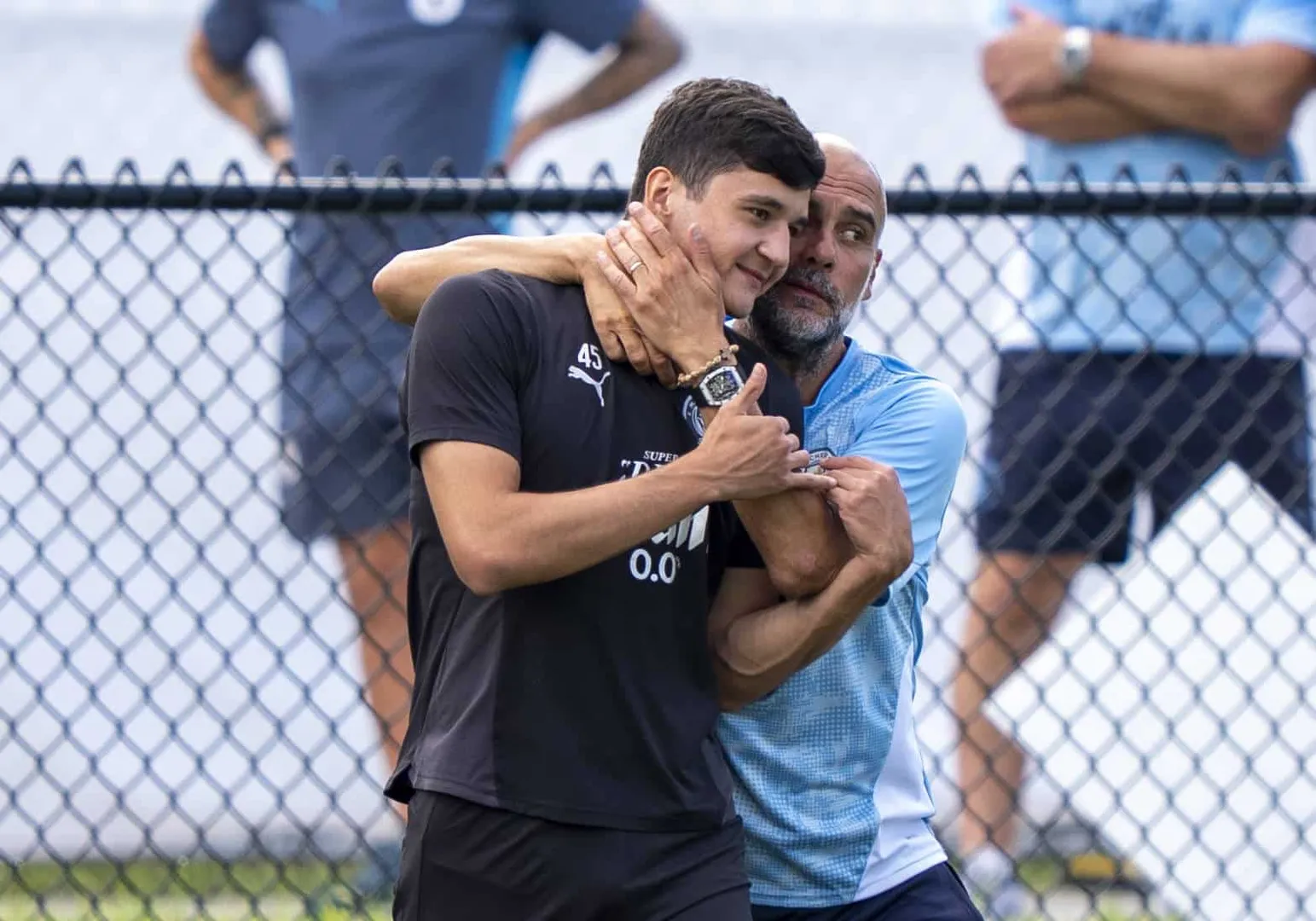 Pep Guardiola e Khusanov, do Manchester City