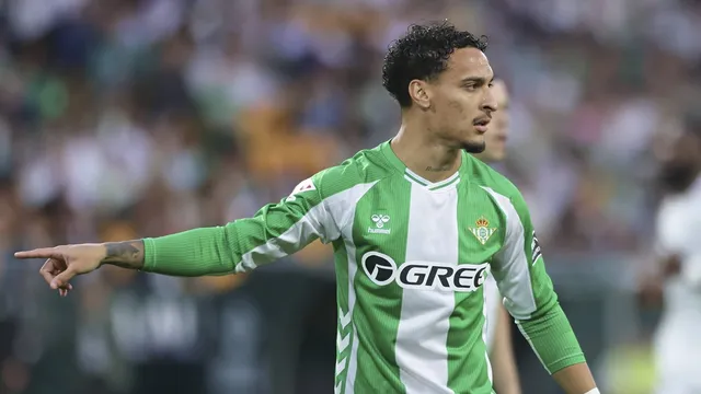 Real Madrid &eacute; exposto por Antony, trope&ccedil;a no Betis e &lsquo;tranquiliza&rsquo; Barcelona