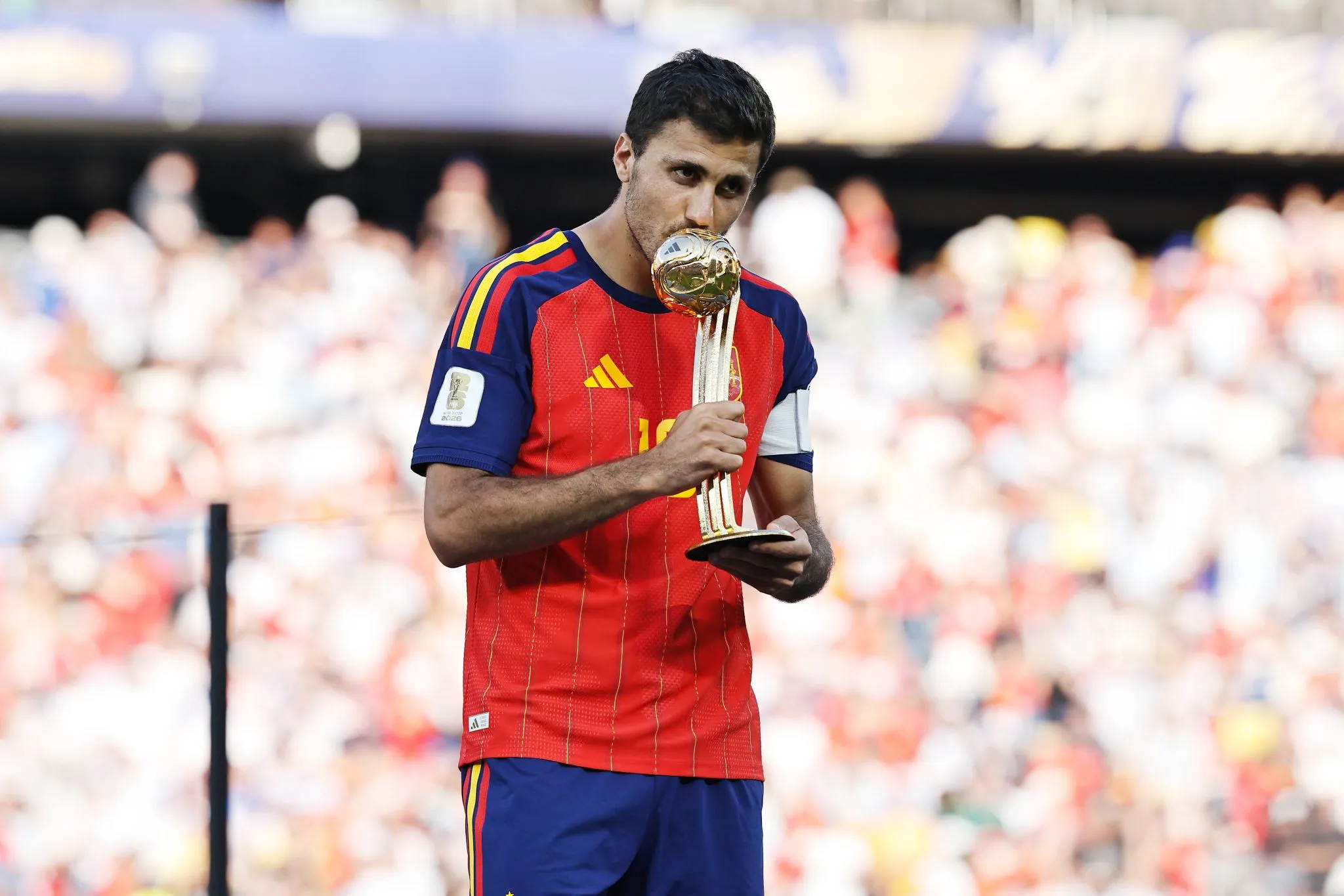 Rodri beija o trof&eacute;u de melhor jogador da Copa do Mundo