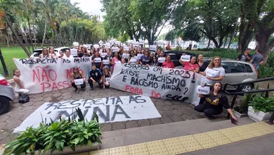 S&oacute;cias do Corinthians protestam contra Augusto Melo, candidato &agrave; presid&ecirc;ncia, acusado de misoginia